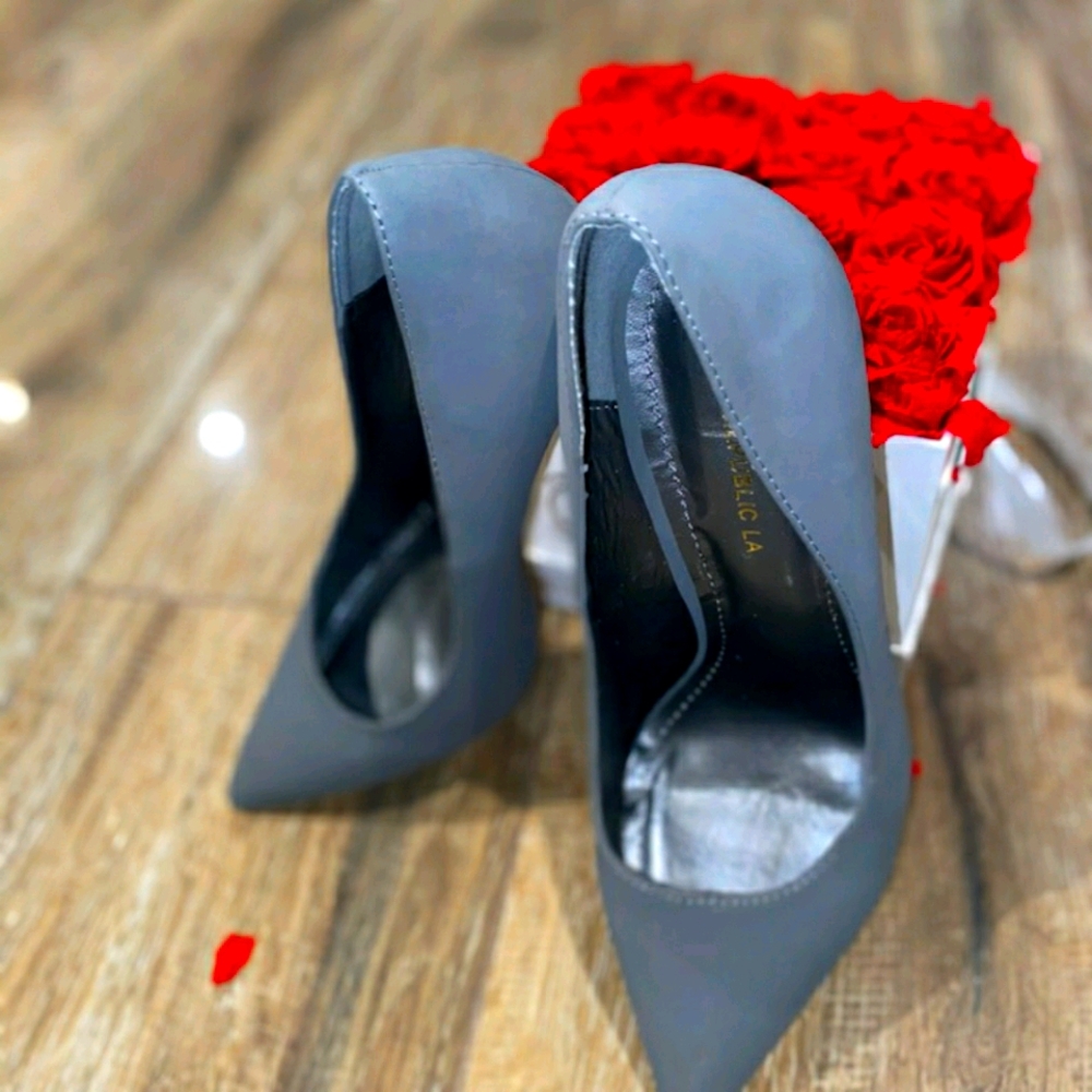 Shoe Republica Grey Pumps